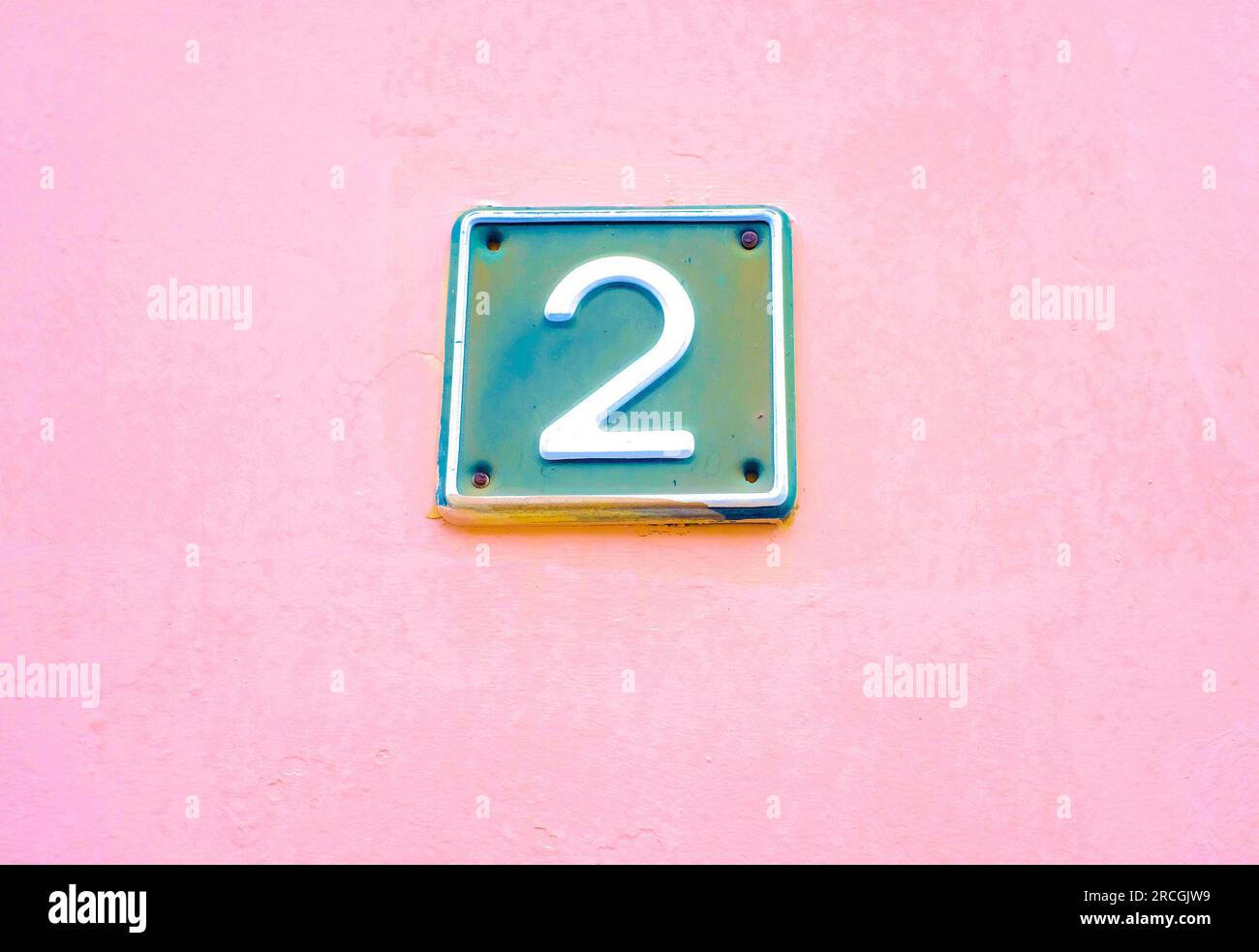 Deux, 2, numéro bleu sur fond rose. Banque D'Images