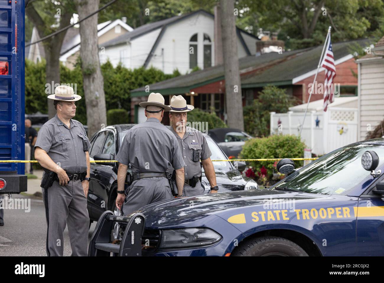 New York, États-Unis. 14 juillet 2023. MASSAPEQUA PARK, NEW YORK - JUILLET 14 : des responsables de l'application de la loi sont vus alors qu'ils enquêtent sur le domicile d'un suspect arrêté dans les meurtres non résolus de Gilgo Beach le 14 juillet 2023 à Massapequa Park, New York. Un suspect dans les meurtres de Gilgo Beach a été arrêté dans l'affaire non résolue liée à au moins 10 ensembles de restes humains qui ont été découverts depuis 2010 dans la banlieue de long Island. Le suspect Rex Heuermann devrait être traduit en justice après son arrestation jeudi soir. Un grand jury a accusé Heurmann de six chefs de meurtre. Crédit : Storms Media Group/Alamy Live News Banque D'Images