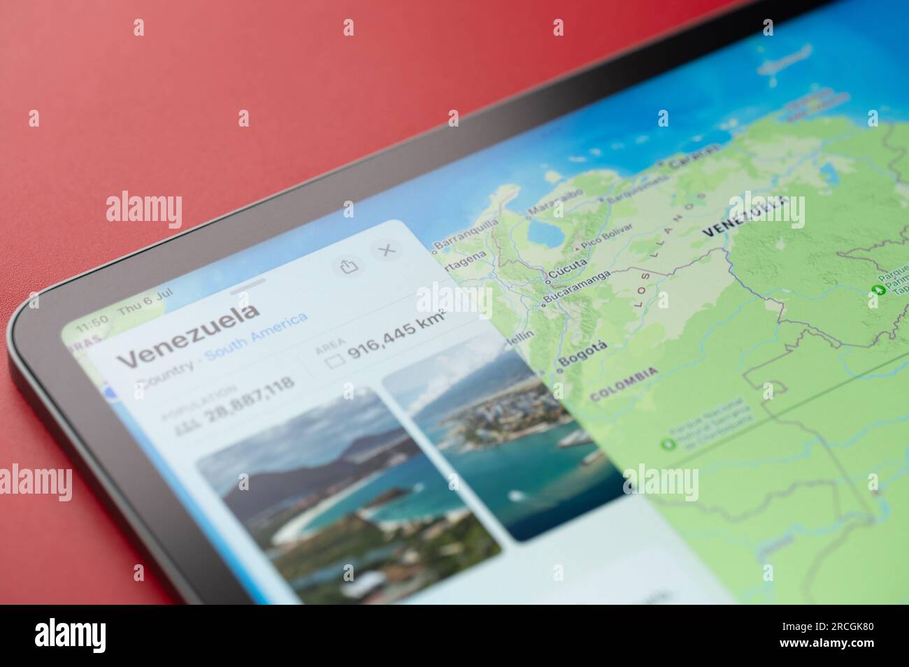 New York, États-Unis - 6 juillet 2023 : Contour du Venezuela pays sur la carte du monde avec des informations sur populatian et zone dans Apple ipad macro vue rapprochée Banque D'Images