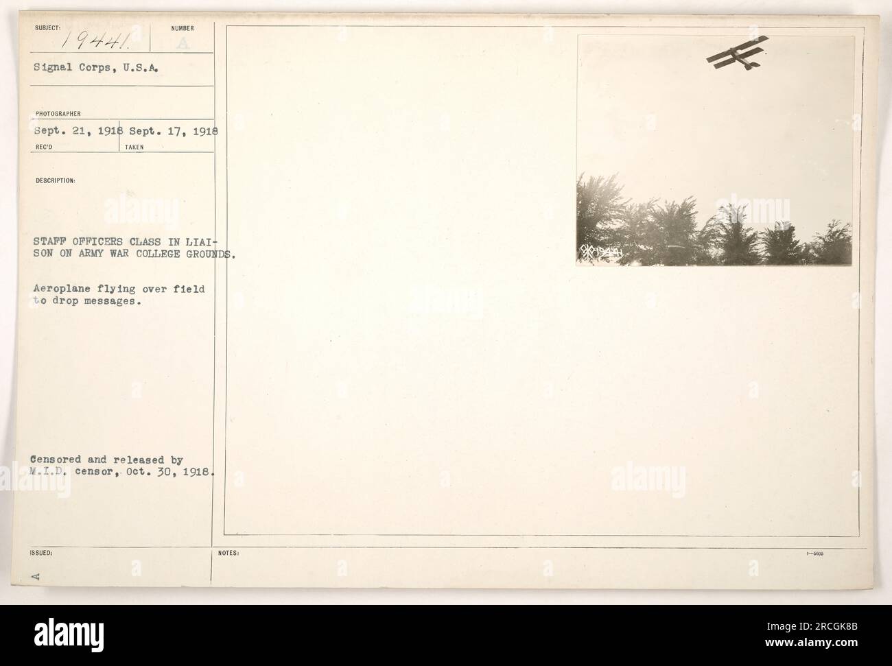 Officiers d'état-major assistant à une classe de liaison sur le terrain de l'Army War College. Sur cette photographie prise le 17 septembre 1918, on peut voir un avion survoler le champ, vraisemblablement pour laisser tomber des messages. L'image a été censurée et publiée par le censeur du M.I.D. le 30 octobre 1918.' Banque D'Images