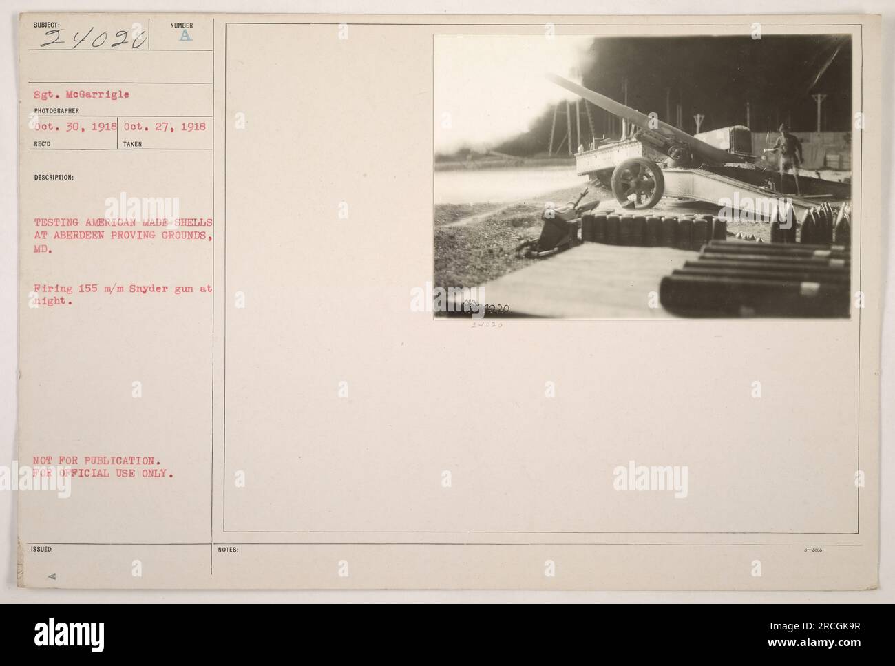 Le sergent McGarrigle testant des obus fabriqués aux États-Unis à Aberdeen Proving Grounds, MD. Tir un canon Snyder de 155 mm la nuit. Cette photographie n'est pas destinée à la publication et est réservée à un usage officiel. Il a été pris le 30 octobre 1918 et reçu le 27 octobre 1918. L'image porte le numéro 111-SC-24020 et la description note l'identifiant 404920. Banque D'Images