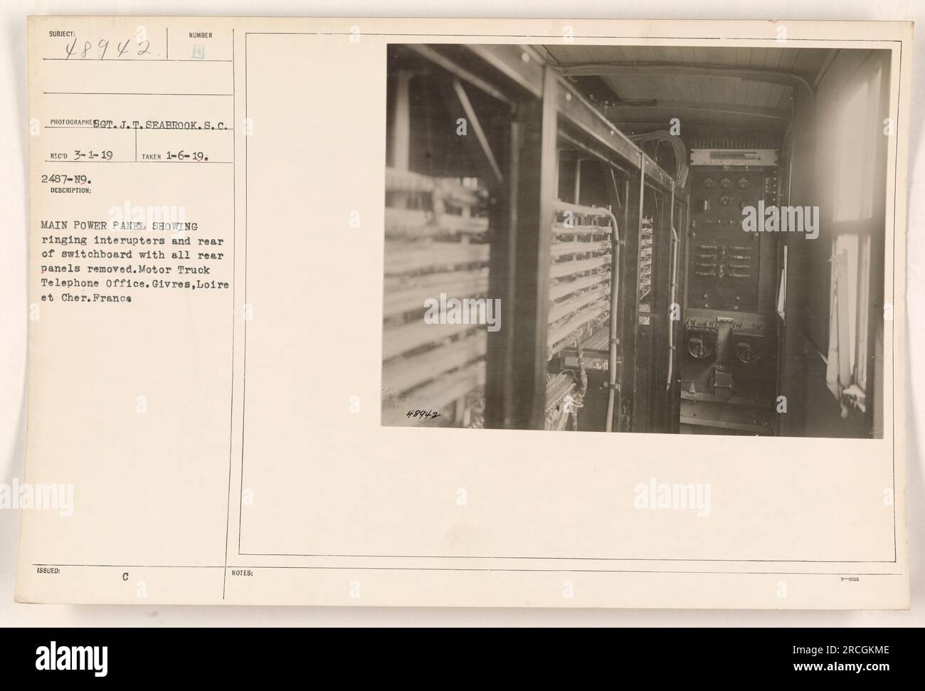 Cette photographie capture un panneau d'alimentation principal dans un bureau de téléphone de camion à moteur à Gievres, Loire et cher, France. Le panneau est illustré avec les interrupteurs de sonnerie et les panneaux arrière retirés. L'image a été prise par le sergent J.T. Seabrook le 6 janvier 1919. Banque D'Images