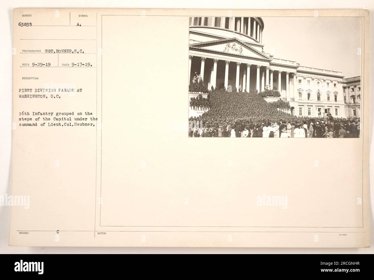 Des soldats du 16th Infantry sont vus rassemblés sur les marches du Capitole à Washington, DC pendant le défilé de la première division. Le lieutenant-colonel Heubner commande le groupe. Cette photographie a été prise par le sergent Bonner le 17 septembre 1919. Banque D'Images