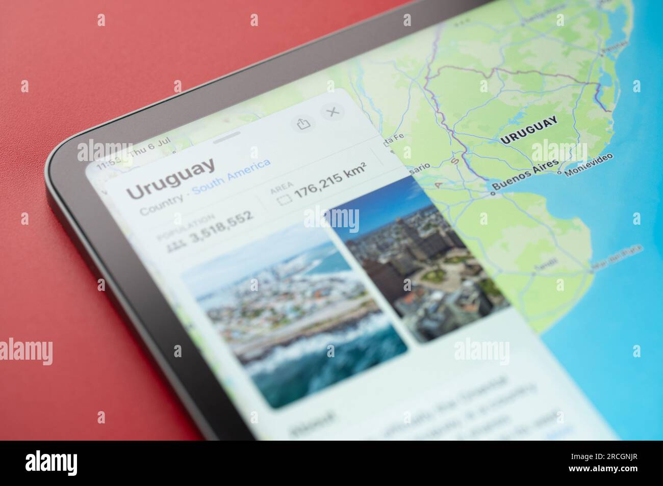 New York, États-Unis - 6 juillet 2023 : Uruguay pays forme lignes de bordure sur la carte ipad macro gros plan Banque D'Images