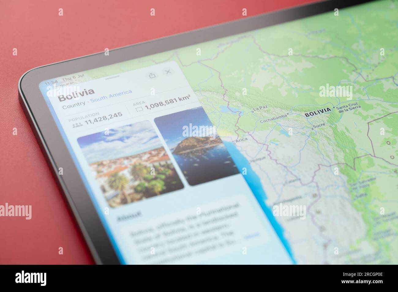 New York, USA - 6 juillet 2023 : Bolivie pays sur la carte du monde à l'écran de tablette ipad vue rapprochée Banque D'Images