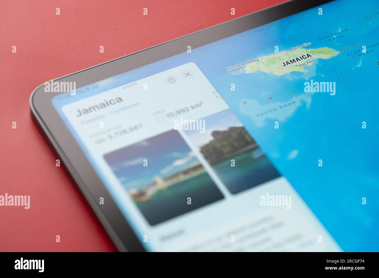 New York, États-Unis - 6 juillet 2023 : Jamaïque sur les cartes de pomme en ligne dans l'écran de tablette ipad vue rapprochée Banque D'Images