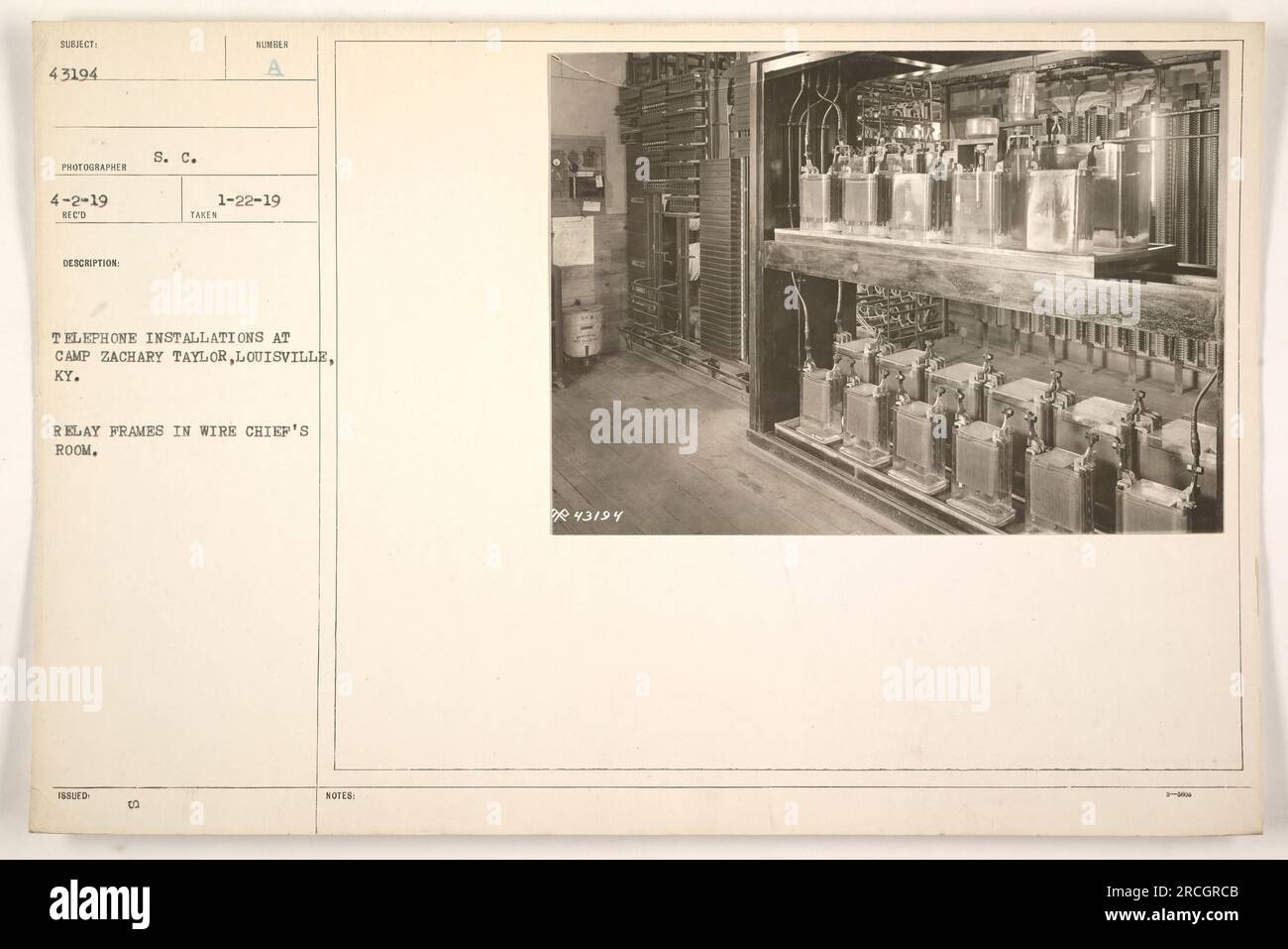 Légende : 'installations téléphoniques au Camp Zachary Taylor, Louisville, Kentucky. L'image montre une chambre de chef de fil avec 03 cadres relais de numéro, telle qu'elle a été capturée par un photographe de la S.C.S le 4-2-19. Cette photographie fait partie des notations record de 43194 prises le 1-22-19.' Banque D'Images