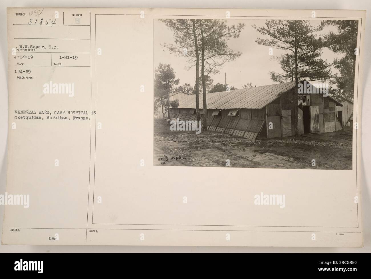 Image d'un service vénérien au Camp Hospital 15 à Coatquidan, Ille et Vilaine, France. Prise par W.W. Soper le 14 avril 1919. L'image montre le personnel militaire traité pour des maladies vénériennes. La photographie a été reçue le 21 janvier 1919. Banque D'Images