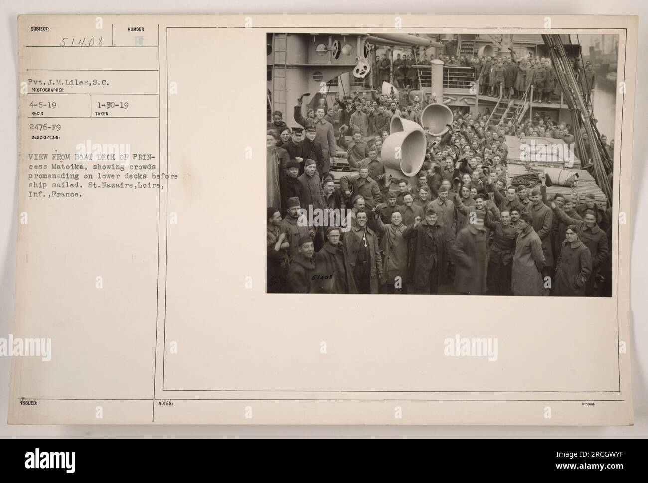 Des foules de gens peuvent être vues en promenade sur les ponts inférieurs du Princess Matoika avant que le navire ne quitte St. Nazaire, Loire Inf., France. Cette photographie a été prise par le VP J.M. Liles, S.C. le 5 avril 1919. La photographie porte le numéro YSSLED 1-30-19 et la description est incluse comme RECO 51408 2476-19. Une note supplémentaire est fournie en 514-08. Banque D'Images