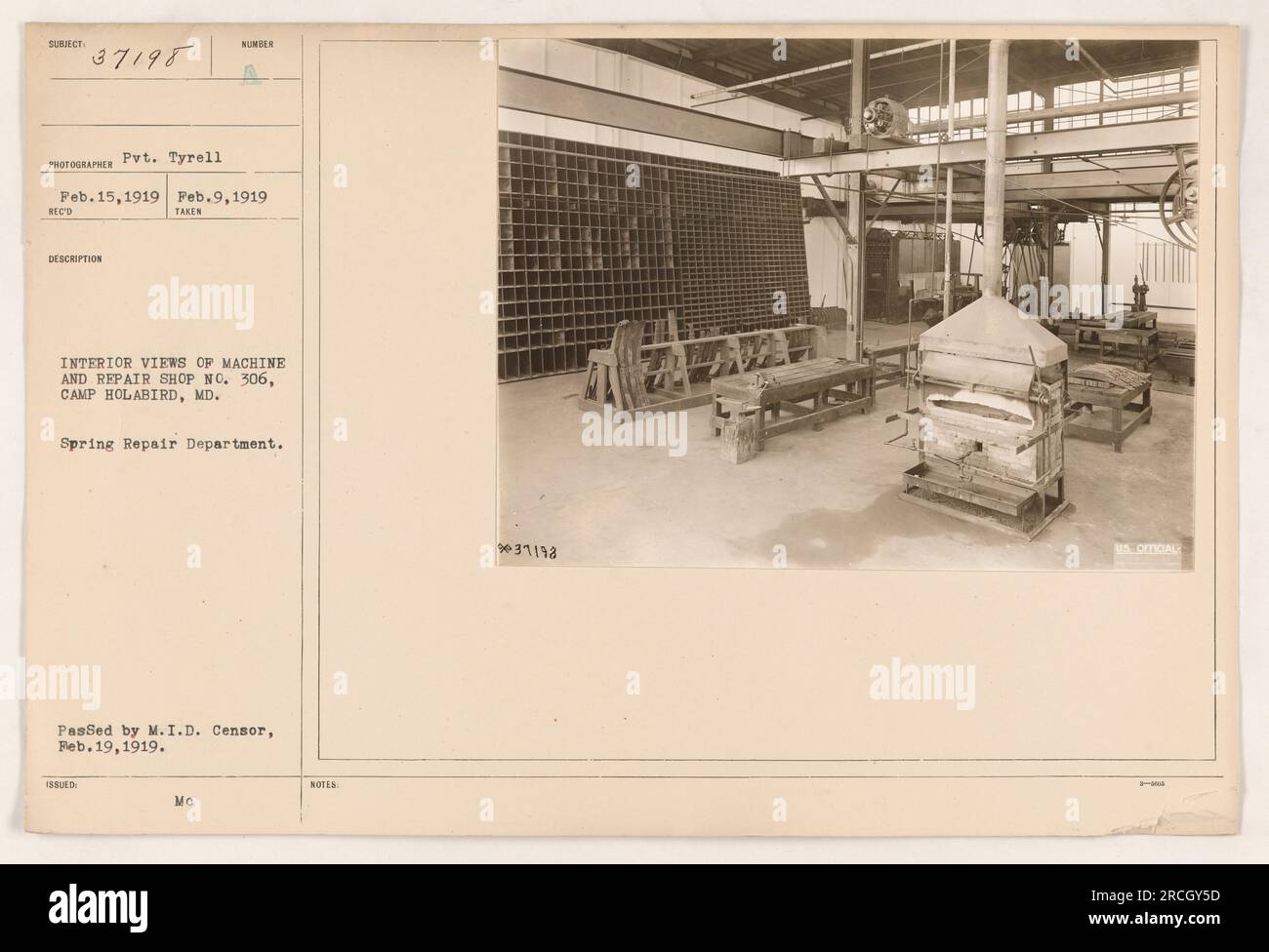 Vue intérieure de l'atelier de réparation no 306 au Camp Holabird, MD. La photo a été prise par le soldat Tyrell le 15 février 1919. L'image montre le service de réparation de printemps de la machine et de l'atelier de réparation. Il a été officiellement émis et adopté par le M.I.D. Censurer le 19 février 1919. Banque D'Images