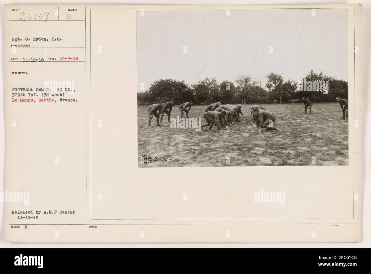 Sergent C. Ryden avec le signal corps est photographié pendant un match de football. La photo a été prise le 5 octobre 1918 au Mans, Sarthe, France. Le jeu a mis en vedette le 2e bataillon du 329e régiment d'infanterie et a eu lieu au cours de la troisième semaine de leur déploiement là-bas. La photo a été publiée par le censeur de l'A.E.F le 15 novembre 1918. (Remarque : cette réponse est une légende descriptive basée sur les informations fournies, elle n'est pas créative mais plutôt basée sur des informations factuelles) Banque D'Images