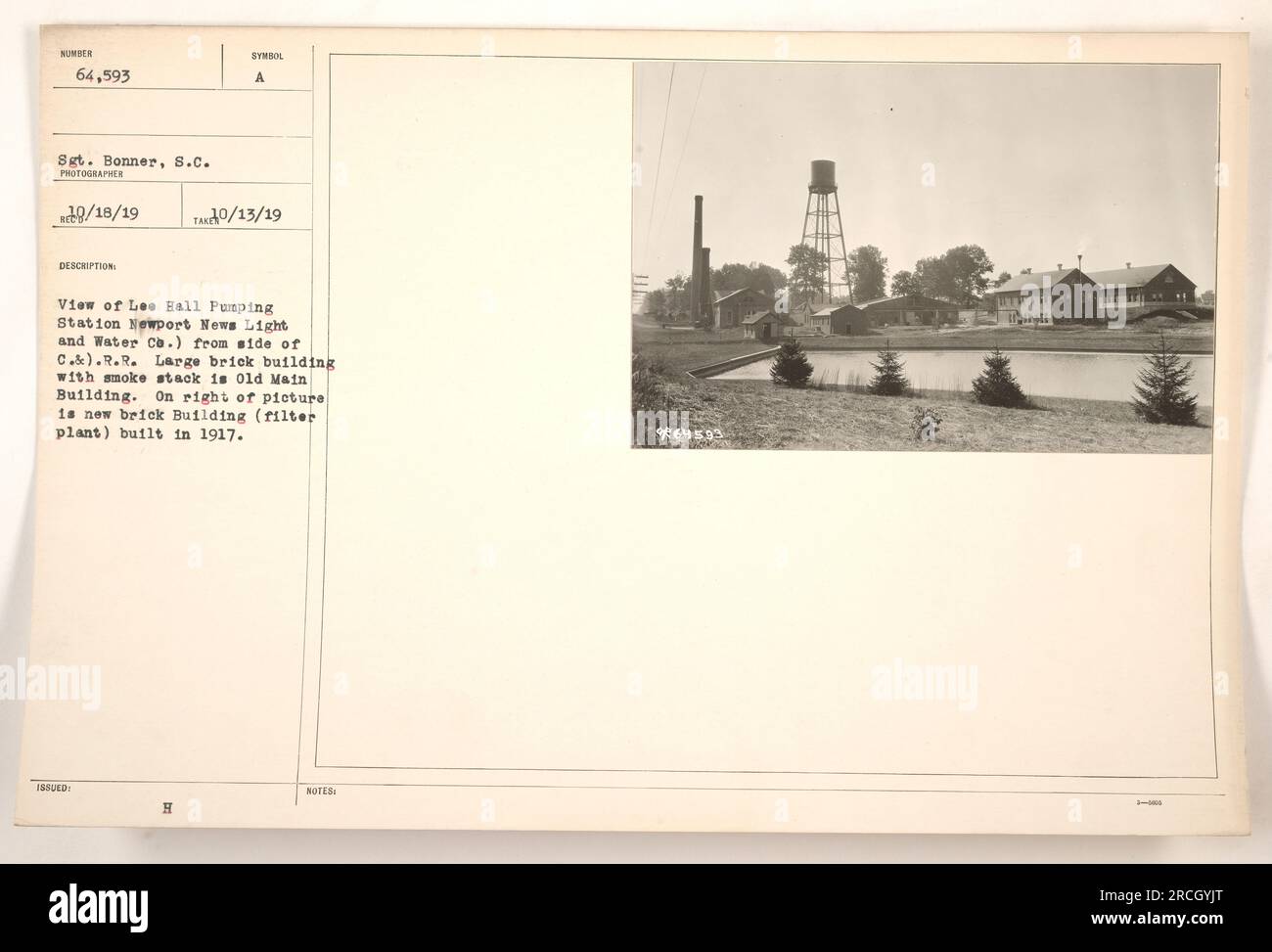 Vue de la station de pompage de Lee Hall (Newport News Light and Water Co.) avec l'ancien bâtiment principal avec une cheminée de fumée et un nouveau bâtiment en brique sur sa droite, qui est l'usine de filtration construite en 1917. Cette photographie a été prise par le sergent Bonner le 20/18/19. Il fait partie de la collection de photographies des activités militaires américaines pendant la première Guerre mondiale. Banque D'Images