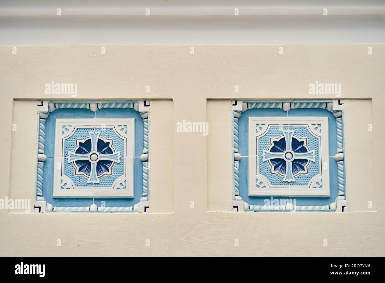 Éléments de décoration architecturale des fenêtres des bâtiments, texture des murs, moulage en pâte et motifs. Avec espace pour copier. Photo de haute qualité Banque D'Images