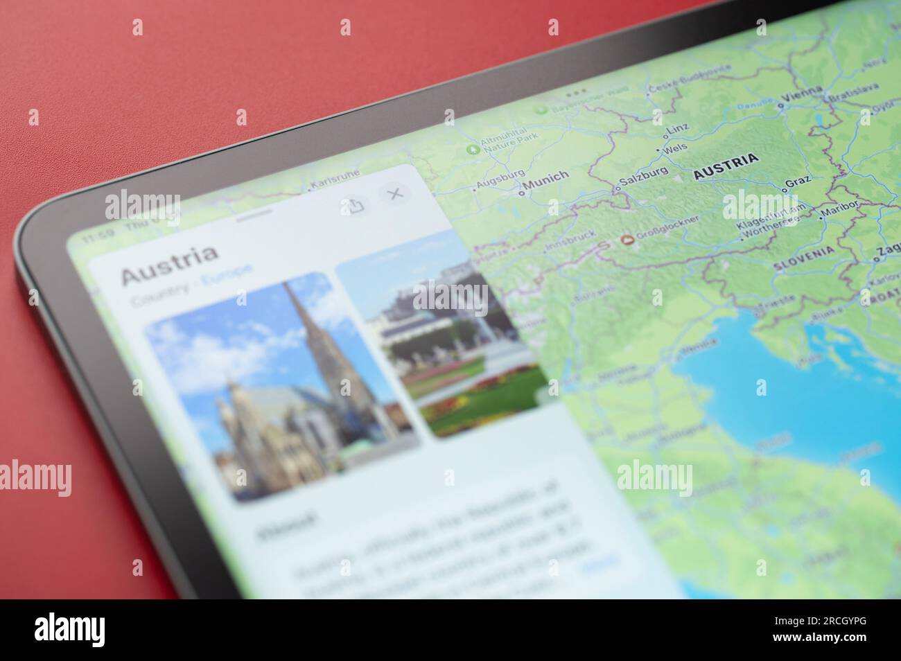 New York, États-Unis - 6 juillet 2023 : Autriche country boarder sur World Apple map ipad vue rapprochée Banque D'Images