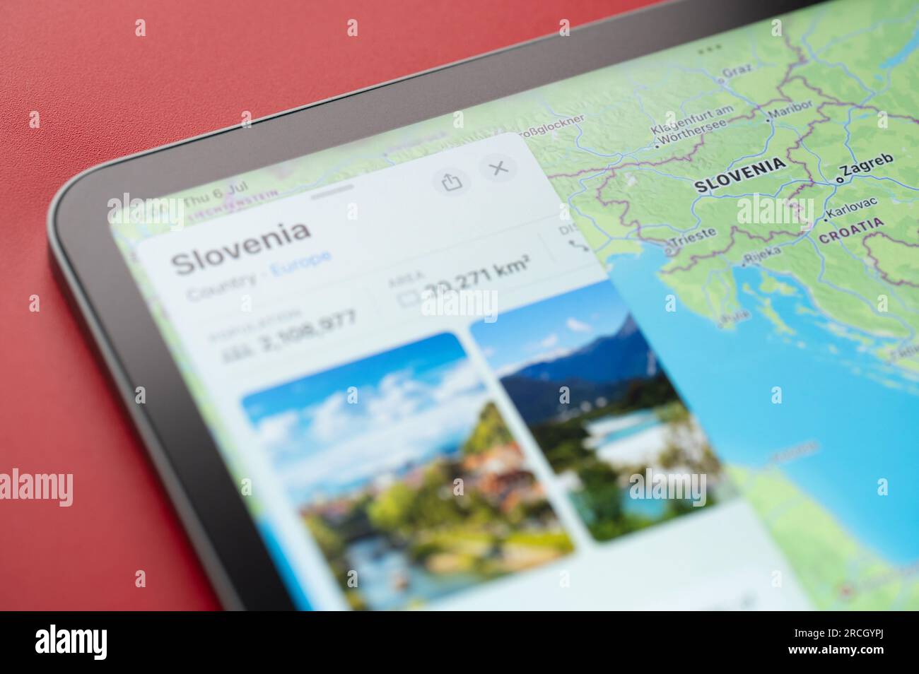 New York, États-Unis - 6 juillet 2023 : Slovénie lignes de frontière en forme de pays sur la carte ipad macro gros plan Banque D'Images