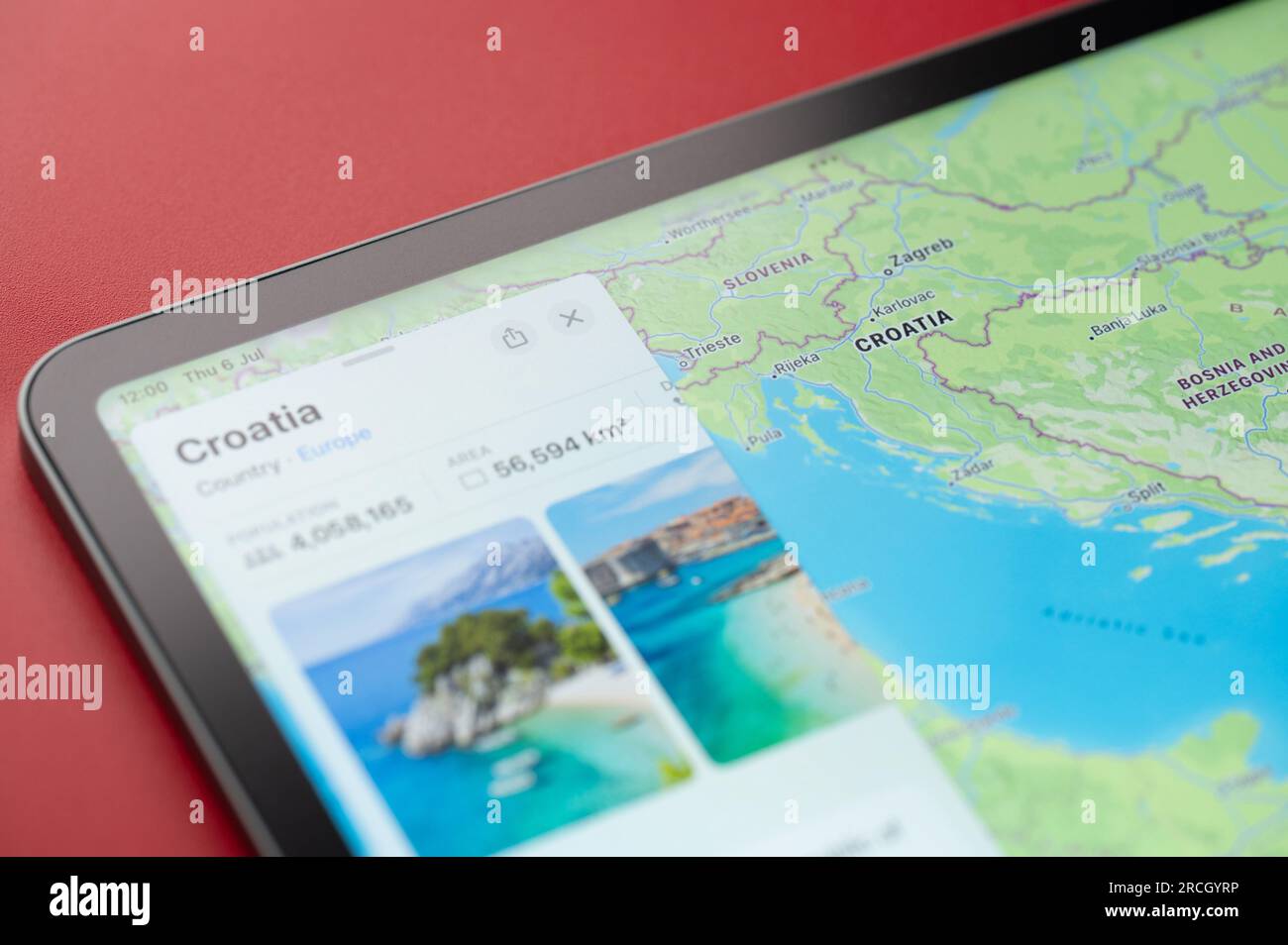 New York, États-Unis - 6 juillet 2023 : Croatie pays forme lignes de frontière sur la carte ipad macro gros plan Banque D'Images