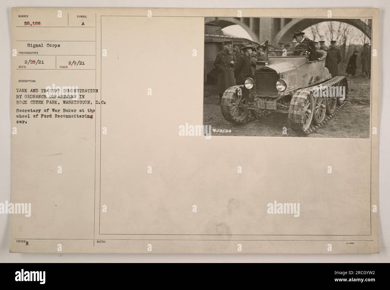 Démonstration de chars et de tracteurs par l'Ordnance Department au Rock Creek Park de Washington, DC. Le secrétaire à la Guerre Baker est vu conduire une voiture Ford de reconnaissance pendant la manifestation. Cette photographie a été prise par le signal corps le 28 février 1921, avec le symbole émis d'Un 2/9/21. Il est également étiqueté comme numéro 58,588, avec des notes supplémentaires l'identifiant comme *58598. Banque D'Images