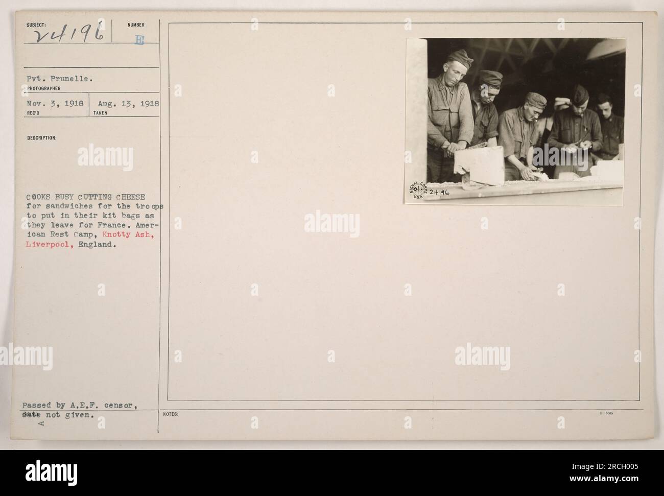 Légende factuelle : cuisiniers américains occupés à couper du fromage pour des sandwichs que les troupes emmèneront en France. Photo prise au camp de repos américain à Knotty Ash, Liverpool, Angleterre. La date de la photographie n'est pas claire. Image transmise par le censeur A.E.F. Soldat sur la photo identifié comme étant le PFC Prunelle. Banque D'Images