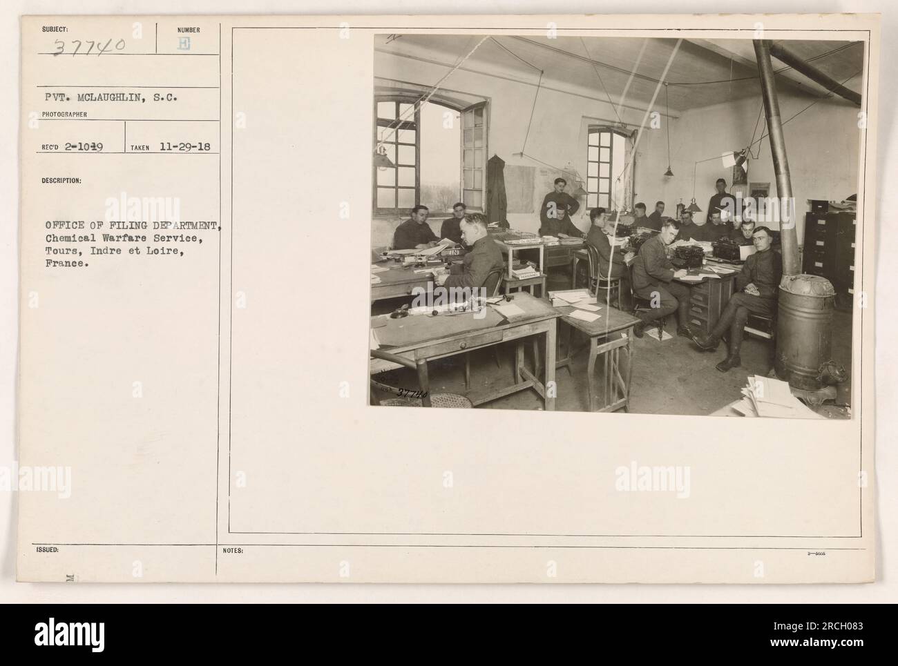 Une photographie en noir et blanc montrant le soldat McLaughlin au Bureau du département des piles à Tours, Indre et Loire, France. La photo a été prise le 29 novembre 1918 et fait partie de la collection des photographies des activités militaires américaines pendant la première Guerre mondiale. Banque D'Images