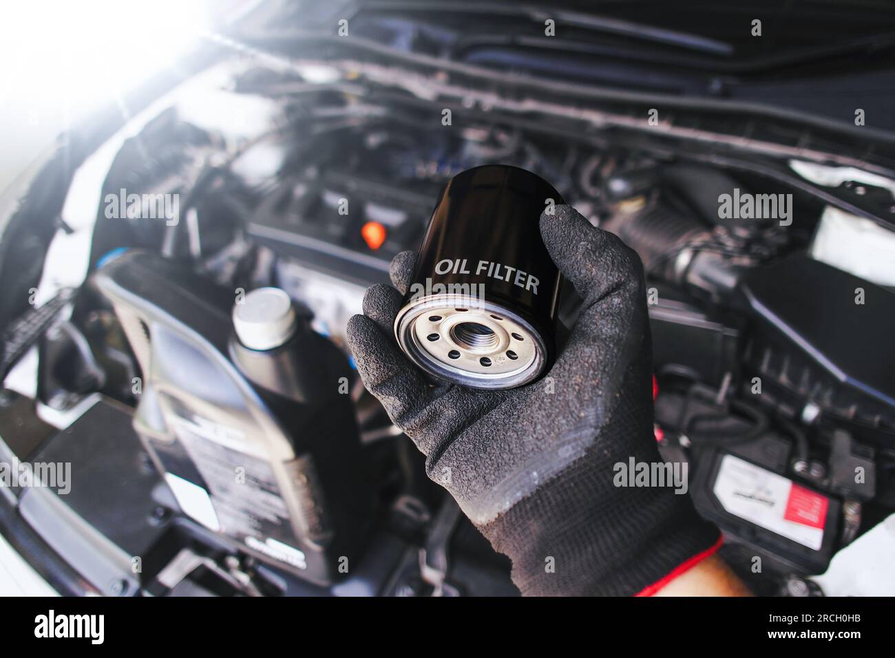 Auto mécanique changeant le filtre à huile, nouveau remplacement de filtre à huile moteur, pièces de rechange automobiles, concept de service d'entretien de voiture. Banque D'Images