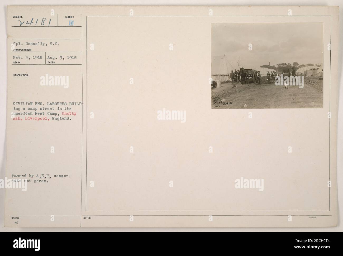 Des ouvriers civils construisant une rue de camp dans le camp de repos américain, Knotty Ash, Liverpool, Angleterre pendant la première Guerre mondiale. Photographie prise par le caporal Donnelly le 9 août 1918. L'image montre les activités en cours dans le camp. Approuvé par le censeur de l'AFF, date exacte de l'approbation non fournie. Délivré dans le cadre de la collection 24181.» Banque D'Images