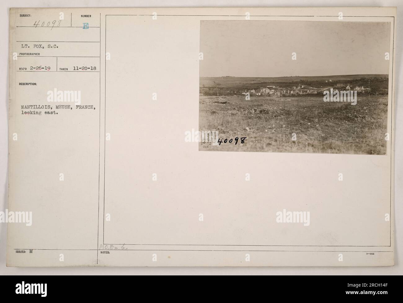 Le lieutenant Fox capture une image du numéro émis M Nantillois, Meuse, France. La photographie représente le paysage, en regardant spécifiquement vers l'est. Cette photographie a été prise le 20 novembre 1918 et porte le numéro d'identification 40098. Banque D'Images