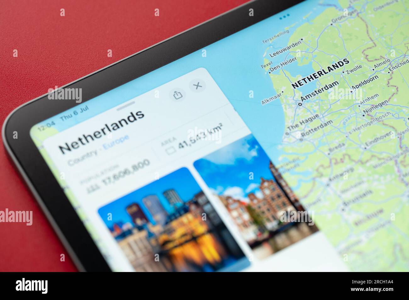 New York, États-Unis - 6 juillet 2023 : pays-Bas sur les cartes de pomme en ligne dans l'écran de tablette ipad vue rapprochée Banque D'Images