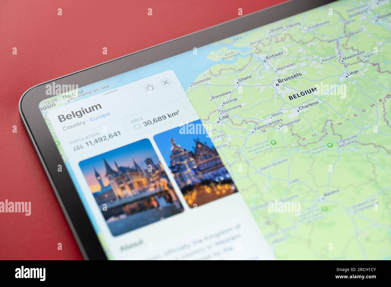 New York, États-Unis - 6 juillet 2023 : Contour de Belgique pays sur la carte du monde avec des informations sur populatian et zone dans Apple ipad macro vue rapprochée Banque D'Images