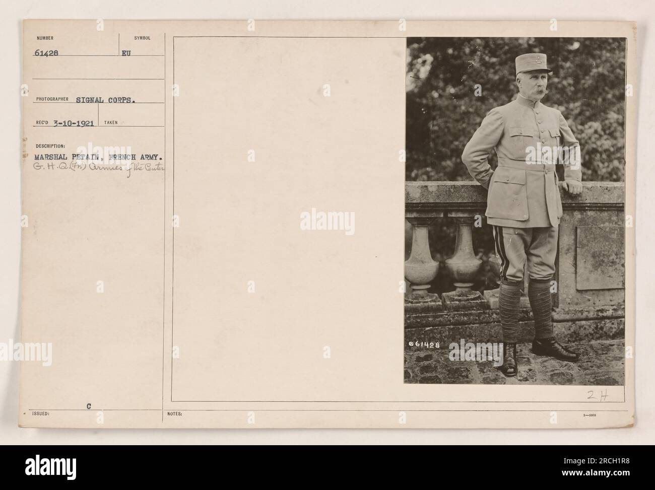 Le maréchal Pétain, un général de l'armée française, prend une photo avec un photographe du signal corps. L'image a été prise aux armées du G.H.Q (FR.) du Centre. Le maréchal Pétain est vu portant un uniforme militaire. La photographie porte le numéro 61428 et a été reçue le 10 mars 1921. Banque D'Images