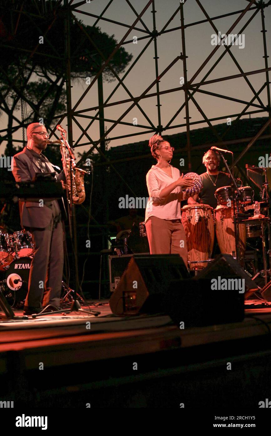 14 juillet 2023, Rome, Lazio, Italie : avec son dernier et merveilleux album ''Sounds from the Ancestors'', Garrett, lauréat du Grammy Award, se produit comme suit: Kenny Garrett - saxophone alto, Keith Brown - piano, Corchoran Holt - basse, Rudy Bird - percussions, Ronald Bruner Jr. â€“ batterie..à la Casa del Jazz dans le magnifique Osio Park, lieu d'été du Festival ''Summer Time'' 2023 à Rome. (Image de crédit : © Daniela Franceschelli/Pacific Press via ZUMA Press Wire) USAGE ÉDITORIAL SEULEMENT! Non destiné à UN USAGE commercial ! Banque D'Images