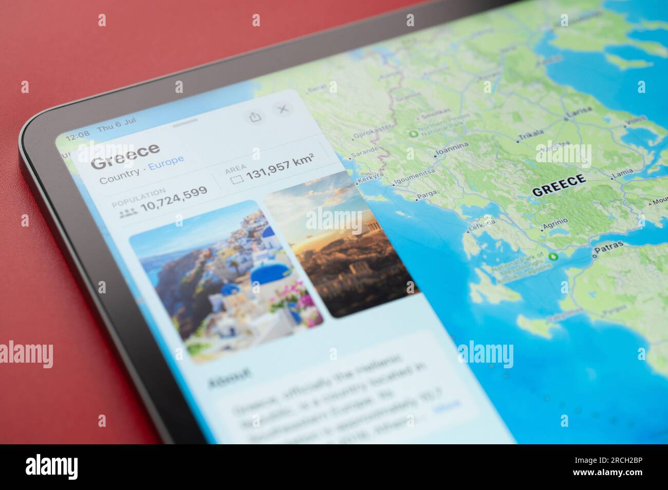 New York, États-Unis - 6 juillet 2023 : Grèce pays forme lignes de frontière sur la carte ipad macro gros plan Banque D'Images