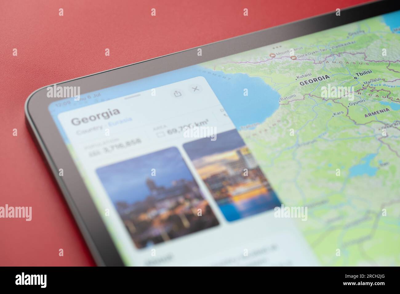 New York, États-Unis - 6 juillet 2023 : carte et infos du pays de Géorgie sur le monde Apple ipad macro vue rapprochée Banque D'Images
