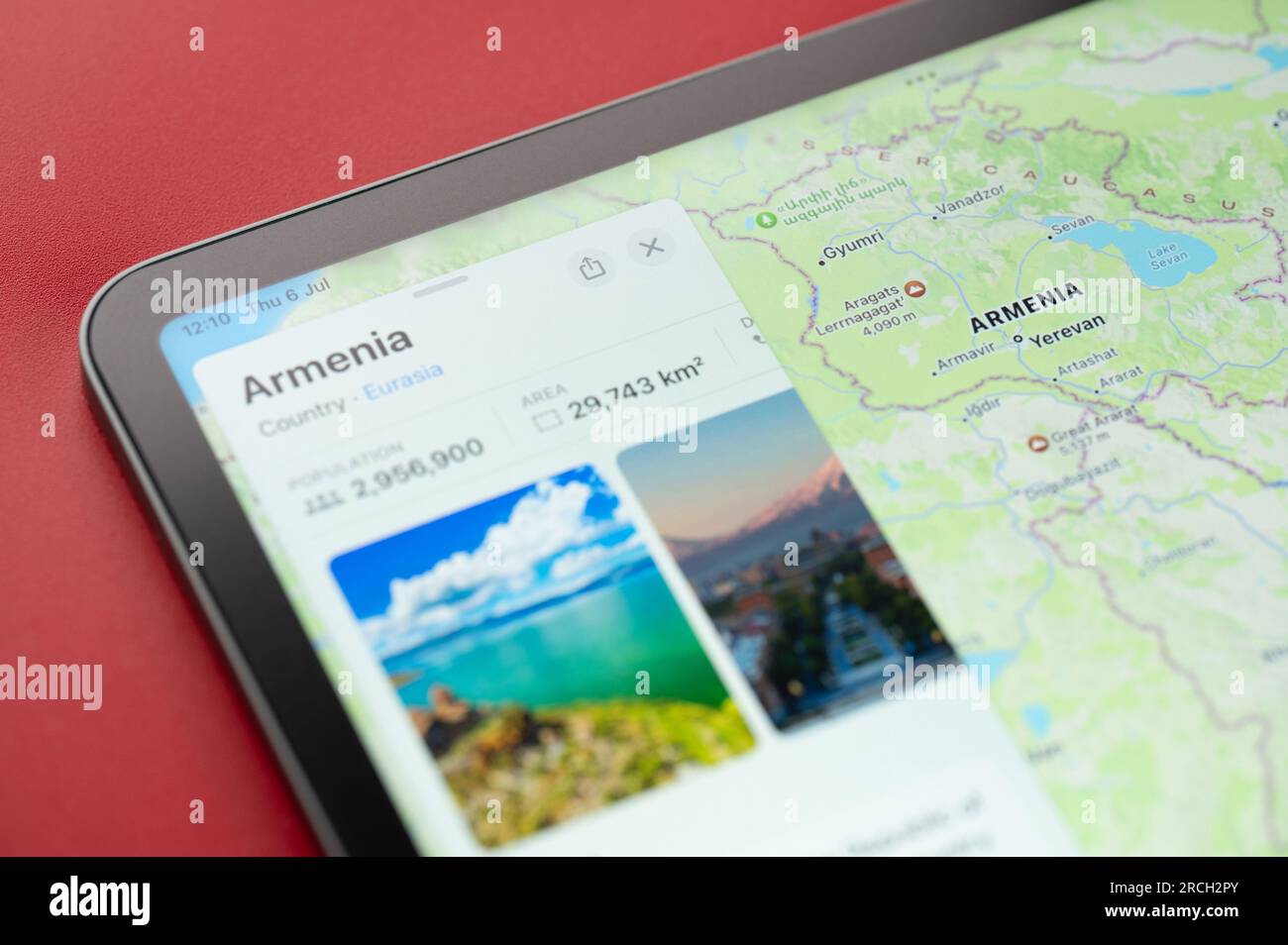 New York, États-Unis - 6 juillet 2023 : Arménie forme pays lignes de frontière sur la carte ipad macro gros plan Banque D'Images