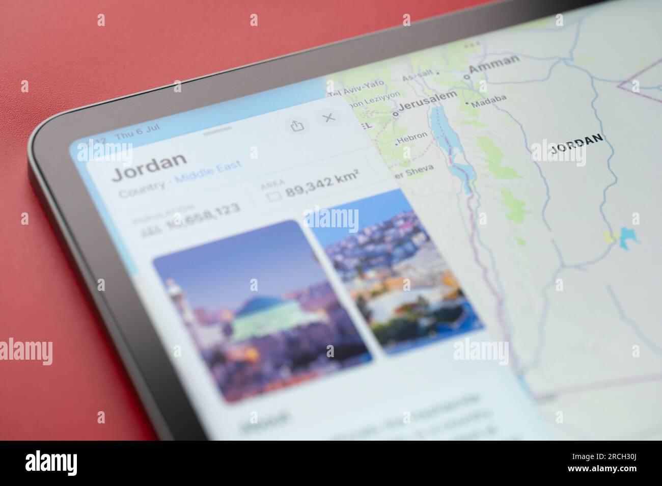 New York, États-Unis - 6 juillet 2023 : Jordanie sur les cartes de pomme en ligne dans l'écran de tablette ipad vue rapprochée Banque D'Images