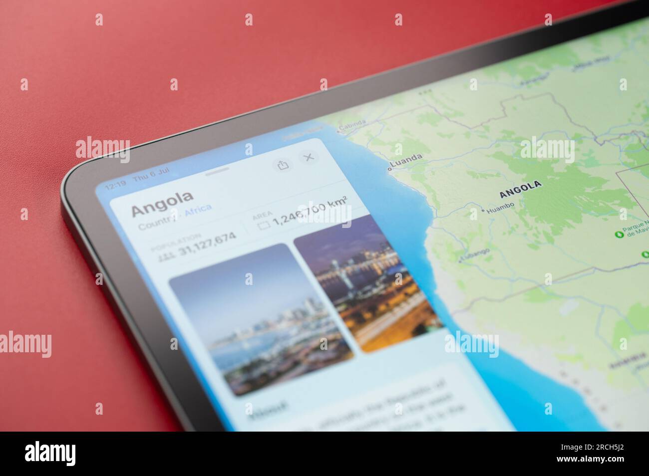 New York, États-Unis - 6 juillet 2023 : Angola pays forme lignes de frontière sur la carte ipad macro gros plan Banque D'Images