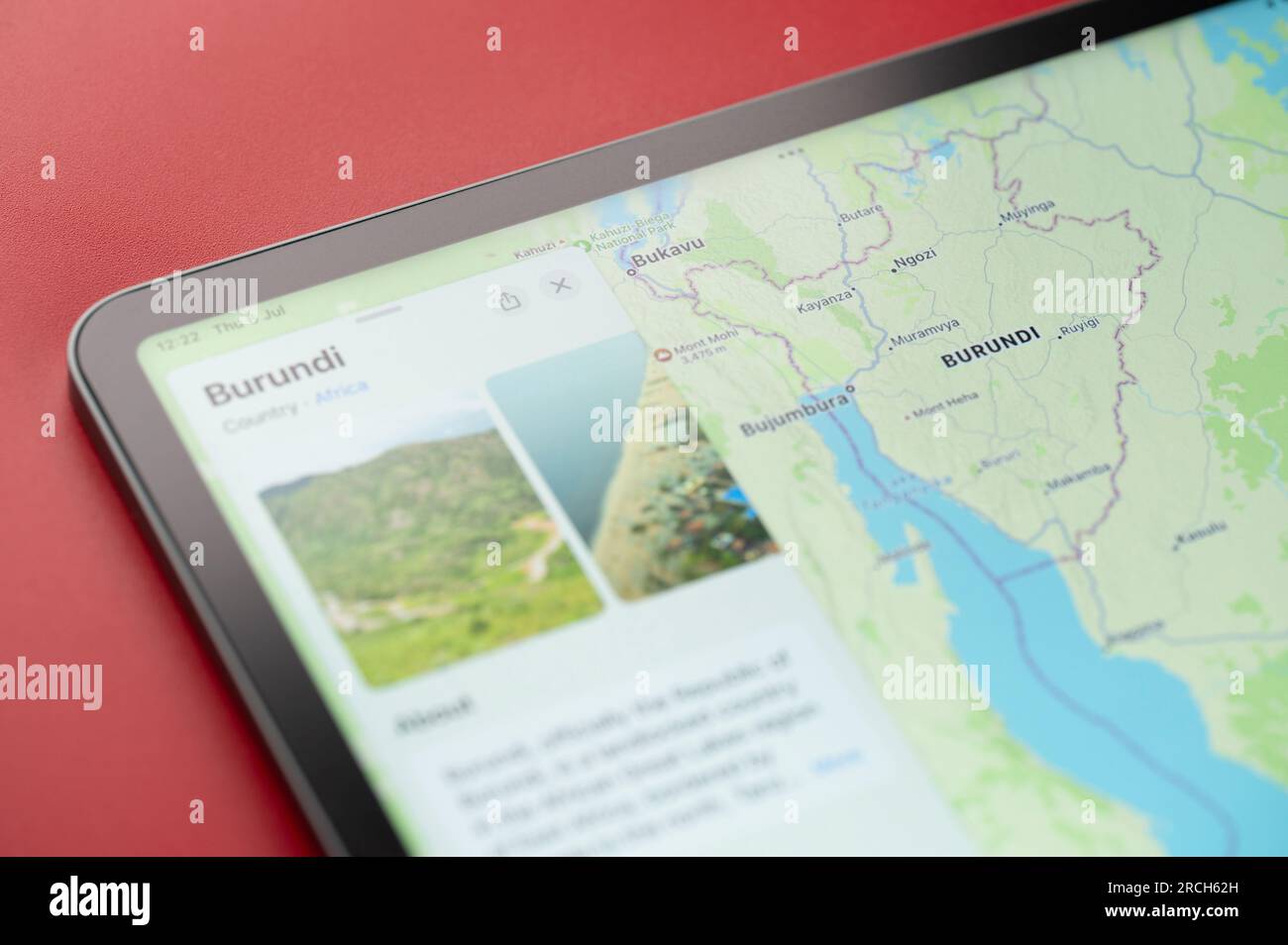 New York, États-Unis - 6 juillet 2023 : Burundi forme les lignes de frontière sur la carte ipad macro gros plan Banque D'Images