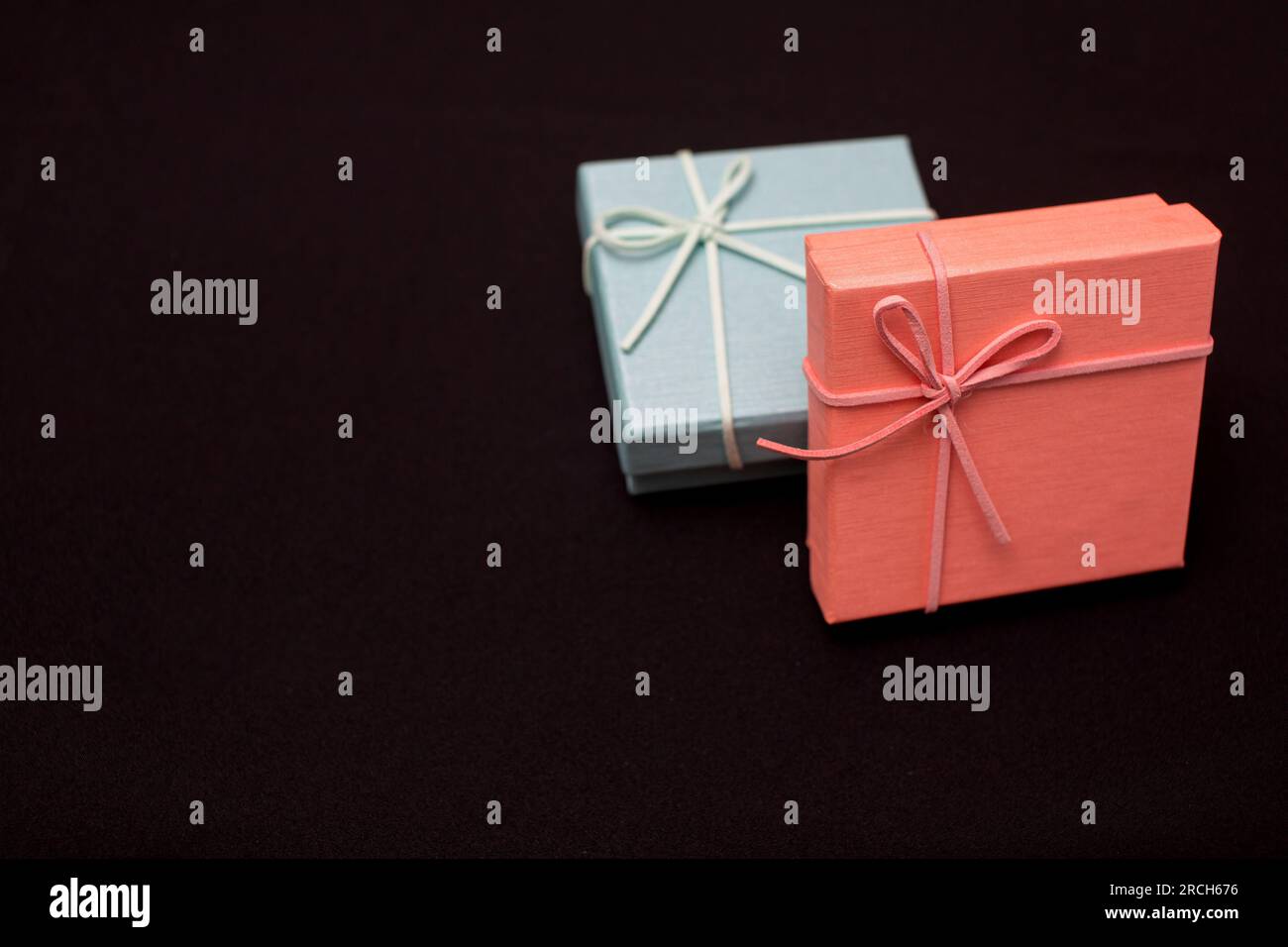 Boîtes cadeaux de Noël isolées sur fond noir, sauf espace de copie. Banque D'Images