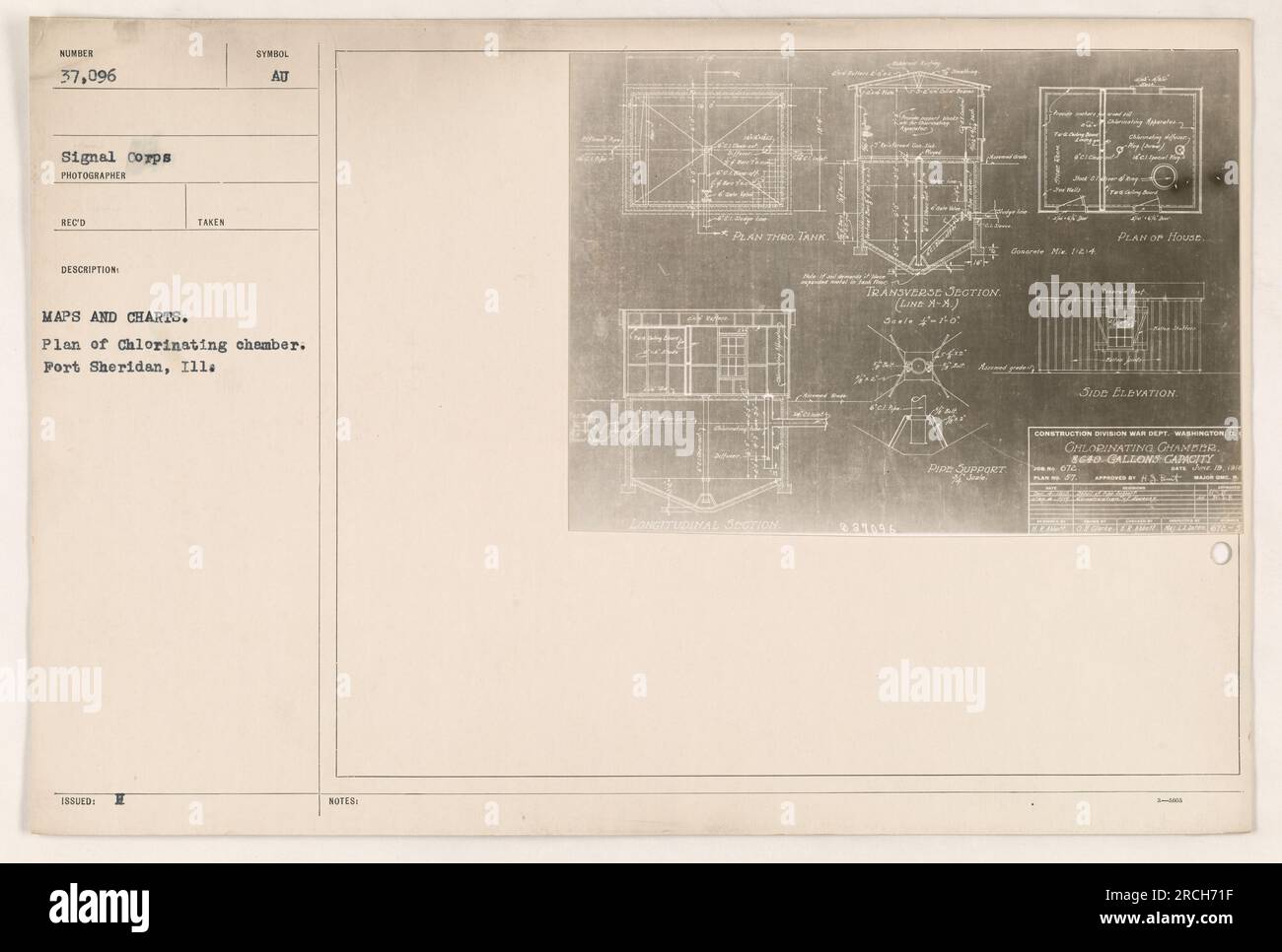 L'image montre le plan d'une chambre de chloration à fort Sheridan, Illinois. Elle a été prise par un photographe du signal corps pendant la première Guerre mondiale. Le plan montre la disposition de la chambre, y compris un réservoir, des supports de tuyau, et les détails de construction de la chambre. La chambre avait une capacité de 8 000 gallons. La photo a été émise pour être utilisée pour les cartes et les graphiques. Banque D'Images