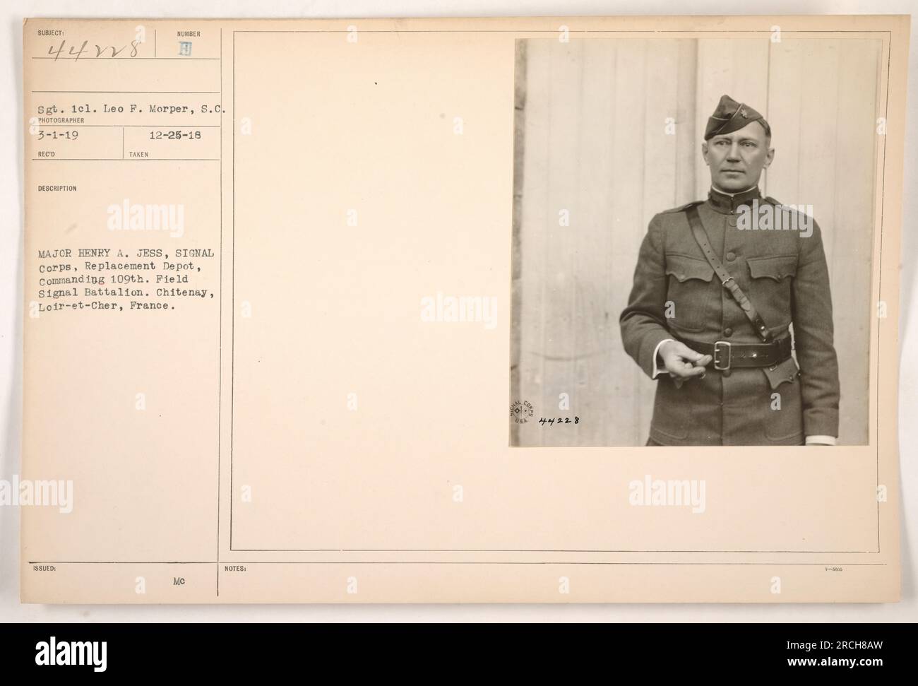 Soldat posant pour une photo. Les caractéristiques notables incluent le sergent Leo F. Morper, le major Henry A. Jess, et le 109th Field signal Battalion. La photo a été prise au dépôt de remplacement de Chitenay, Loir-et-cher, France, le 3 janvier 1919. Cette image porte le numéro de sujet 4418. Banque D'Images