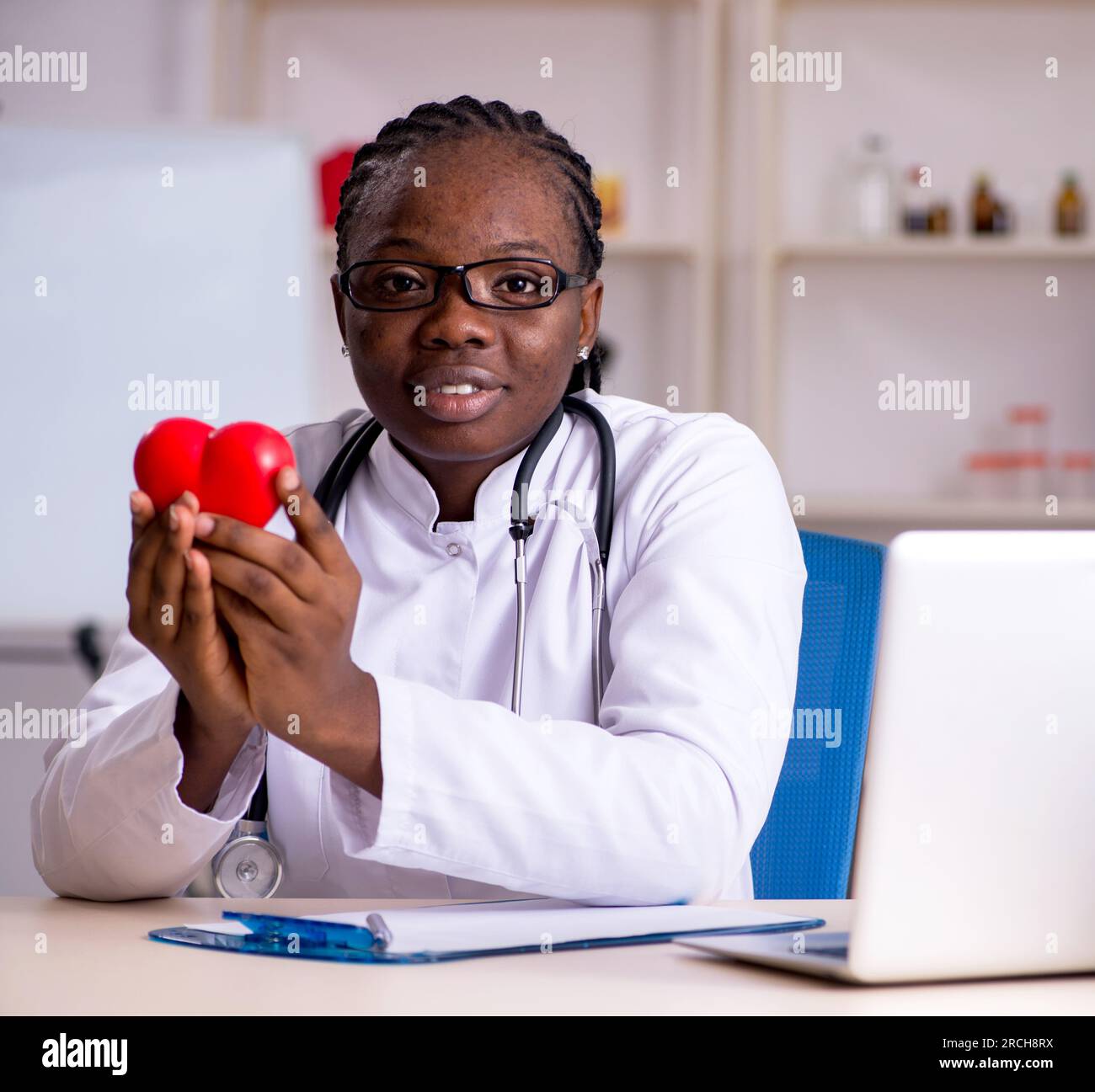 La femme noire médecin travaillant à la clinique Banque D'Images