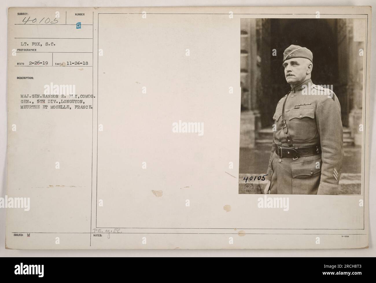 Le lieutenant Fox, S.C., le photographe qui a capturé cette image, est représenté aux côtés du major-général Hanson E. Ely, commandant général de la 5e division. La photographie a été prise à Longuyon, Meurthe et Moselle, France. Banque D'Images