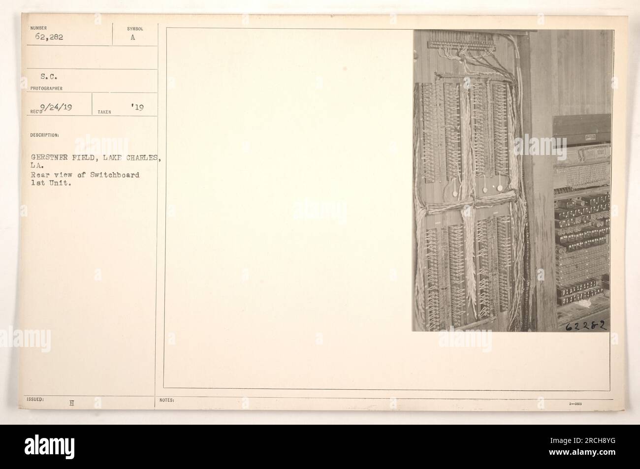 Vue arrière de la 1e unité de tableau de commutation à Gerstner Field, Lake Charles, LA. Cette photographie a été prise par S.C. Photographe le 24 septembre 1919. Le tableau de commutation porte le numéro d'unité 62,282. L'image montre un équipement bien organisé et fonctionnel utilisé pendant la première Guerre mondiale. » Banque D'Images