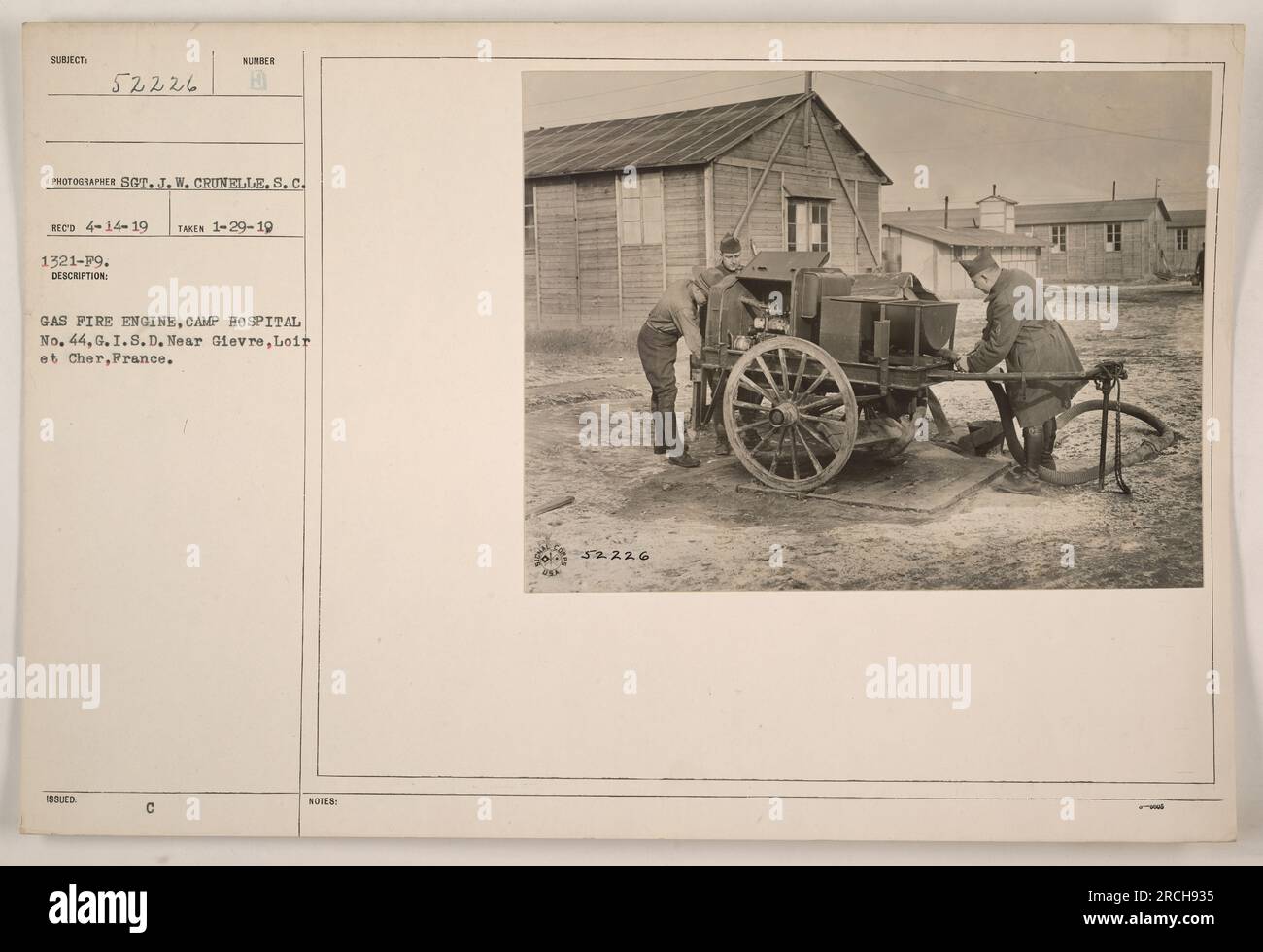 Un moteur à incendie à gaz est photographié au Camp Hospital n ° 44 à G.I.S.D. près de Gievre, Loir et cher, France. Cette photographie a été prise le 29 janvier 1919 par SCT. J. W. Crunelle et portant le numéro de référence 52226. L'image montre un moteur à incendie à gaz émis au camp. Banque D'Images