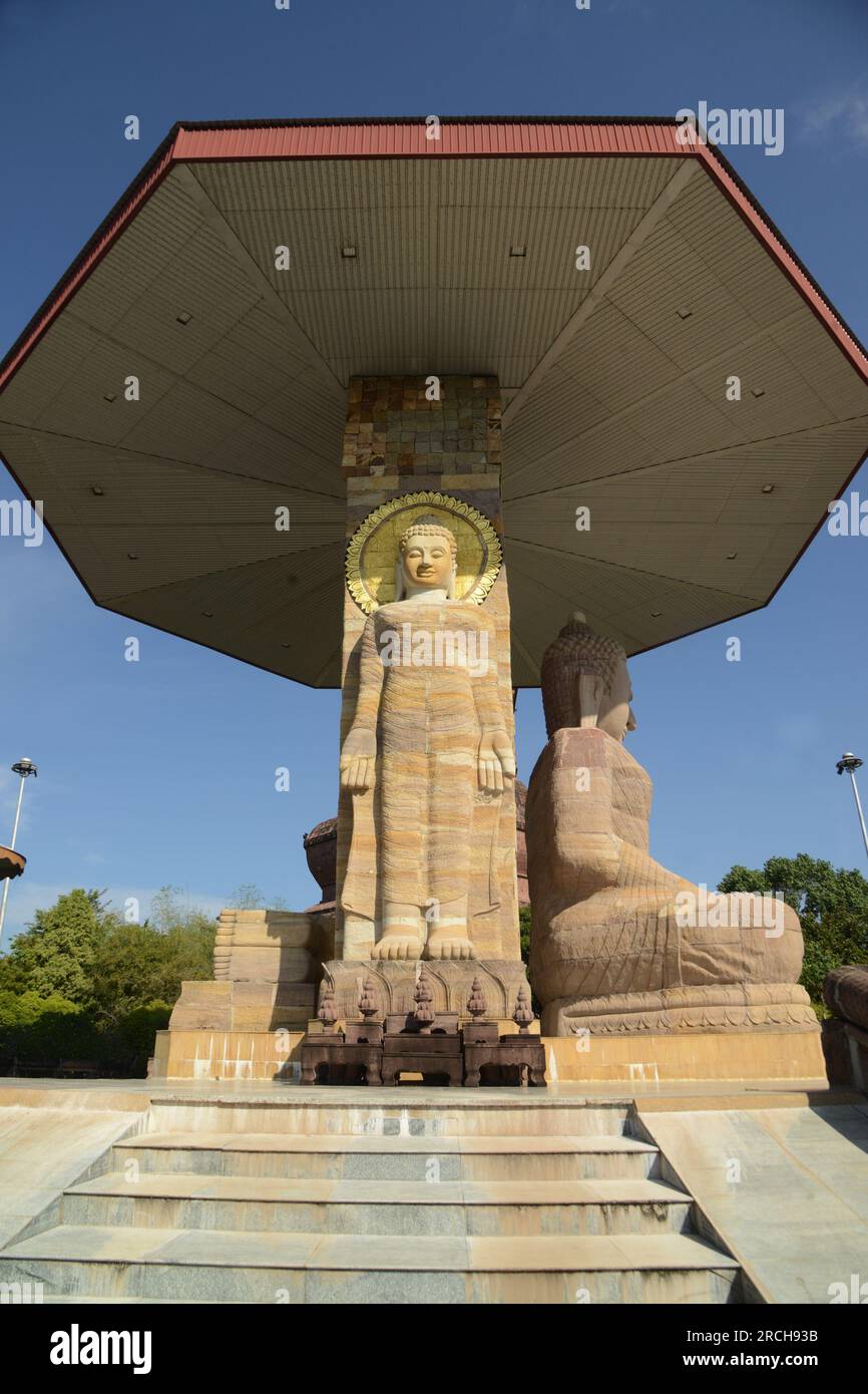 Groupe d'images de Bouddha en grès décorées autour du pilier au Wat Phuttha Nimit ou au Wat Phu Khao. Qui est la foi des bouddhistes thaïlandais. Banque D'Images