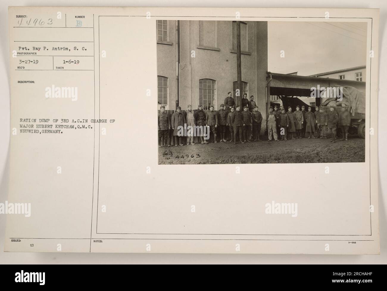 Décharge de ration du 3rd A.C. responsable du major Hubert Ketcham, Q.M.C. Neuwied, Allemagne. Photo prise par Pvt. Ray P. Antrim, S.C. Délivré le 1-6-19 et soumis en tant que description RECO. L'image montre le stockage organisé et la distribution des rations pour la 3rd A.C. à Neuwied, en Allemagne, avec le numéro d'identification 44963.' Banque D'Images