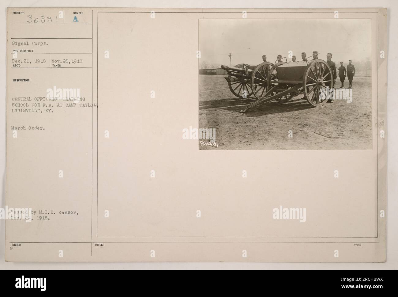 L'image montre des soldats à une école centrale de formation des officiers pour l'artillerie de campagne au Camp Taylor, Louisville, Kentucky. Les soldats sont en train de marcher et la photo a été prise entre le 21 décembre 1918 et le 26 novembre 1919. L'authenticité de la photo a été vérifiée par le censeur du département d'information militaire. Banque D'Images