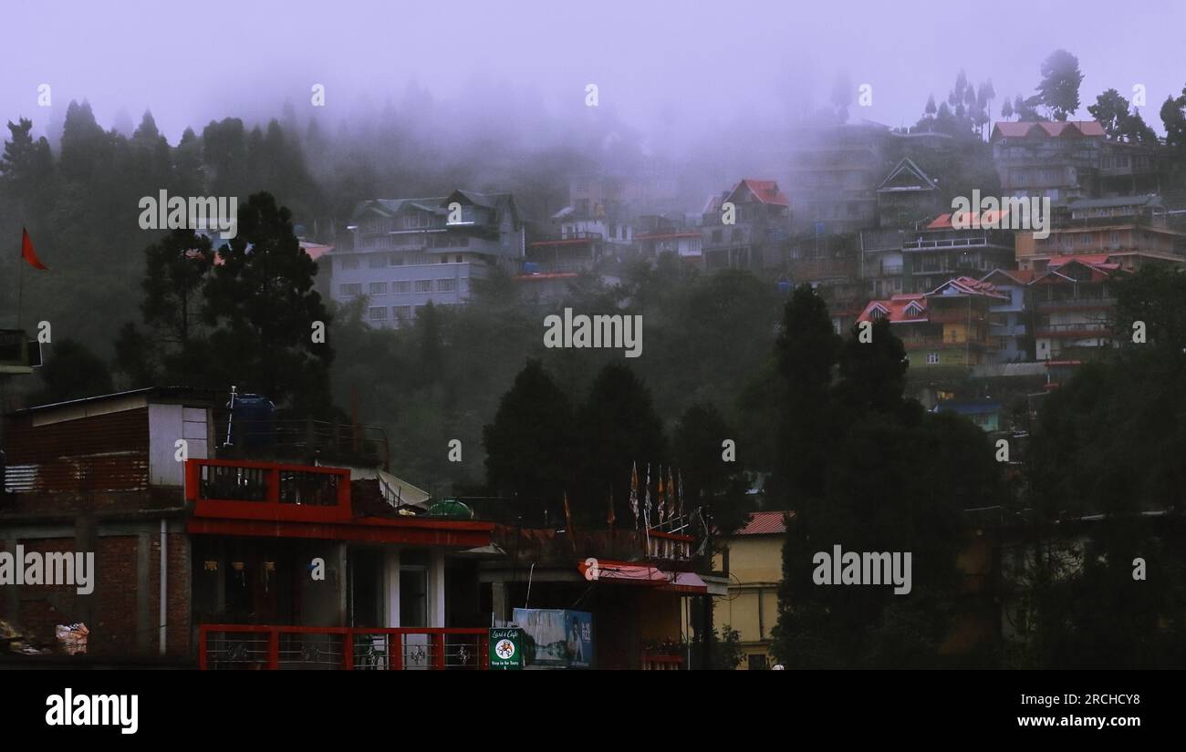 Mirik, Bengale occidental, Inde - 27 juin 2023 : brume, brouillard et nuages ont couvert la station de Mirik et le paysage urbain dans la saison de la mousson, Bengale occidental en Inde Banque D'Images