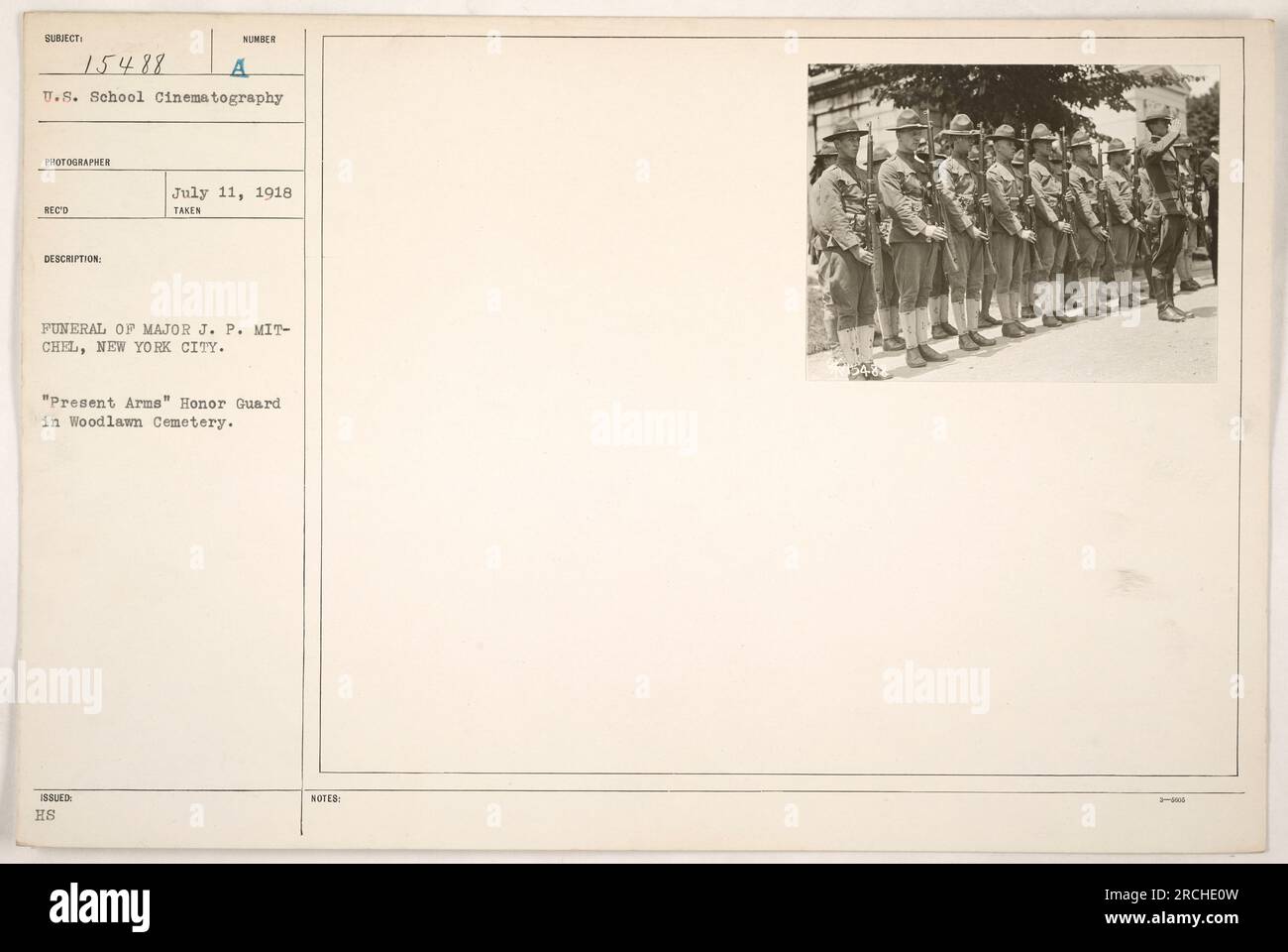 La photographie capture les funérailles du major J.P. Mitchell à New York le 11 juillet 1918. L'image montre un groupe de gardes d'honneur debout à l'attention dans le cimetière de Woodlawn, avec leurs fusils levés dans un salut d'armes actuelles. Banque D'Images
