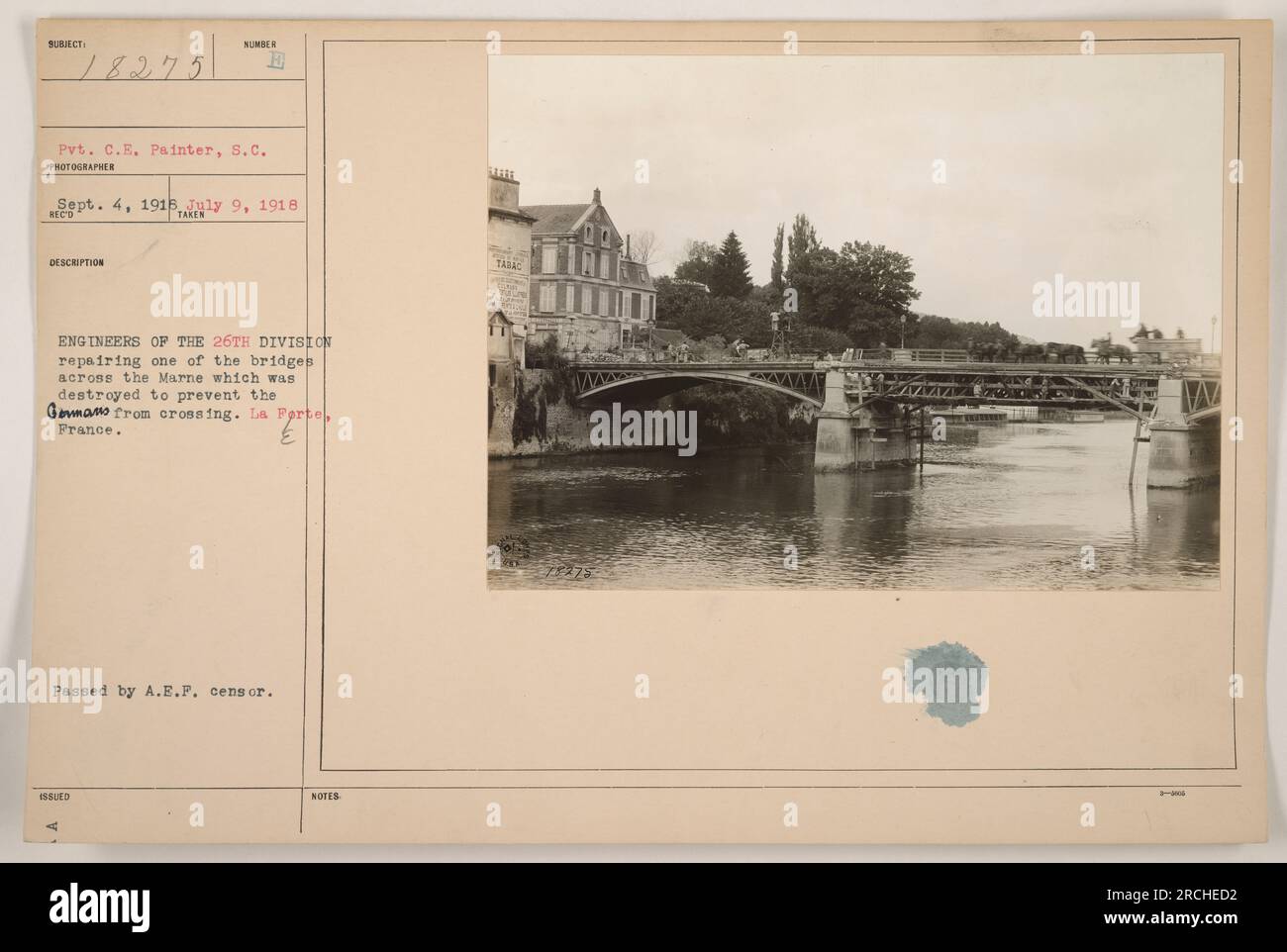 Des soldats de la 26e Division du génie sont vus réparer un pont sur la Marne à la forte, France sur cette photographie. Le pont avait été détruit par les Allemands pour empêcher leur avance. La photo est datée entre le 4 septembre 1915 et le 9 juillet 1918 et a été effacée par le censeur de l'A.E.F. Banque D'Images