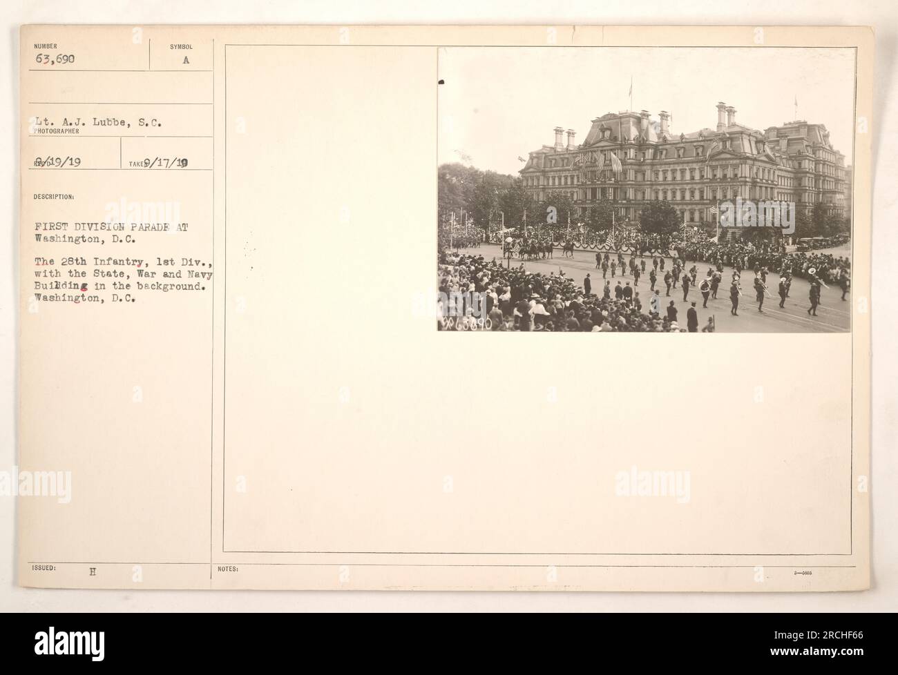 28th Infantry, 1st Division marchant dans un défilé à Washington, DC Le State, War and Navy Building peut être vu en arrière-plan. La photo a été prise par le lieutenant A.J. Lubbe et est identifié par la description émise symbole A. l'impression est 19/19 dans la collection. Banque D'Images